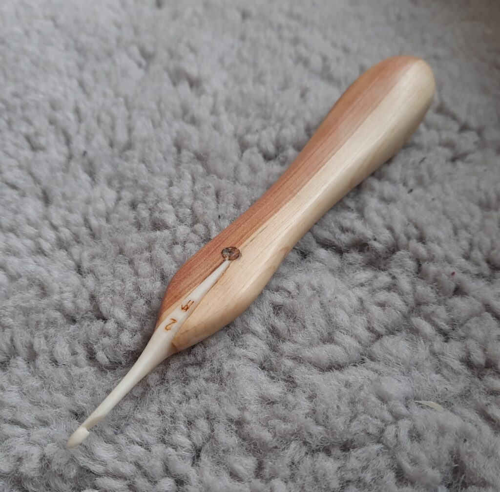 Bone-tipped crochet hook 300 SEK